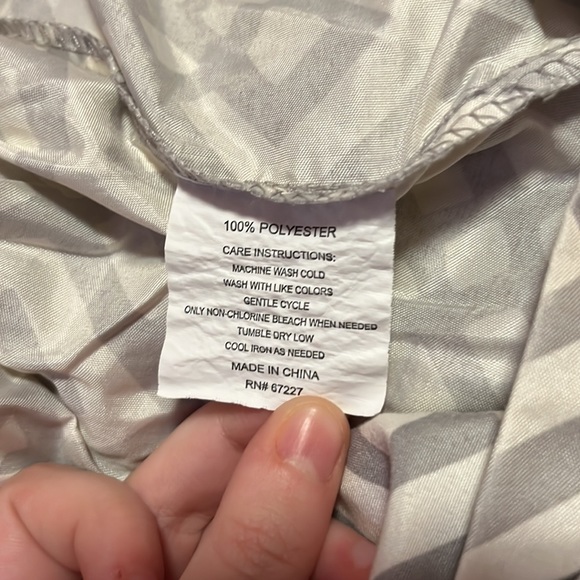 Grey and white pillowcase and sheet - Picture 2 of 4